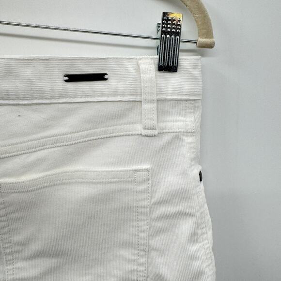 Carve Designs Oahu Shorts in White Corduroy Size 8 Raw Hem 3.5" Inseam - Picture 3 of 10